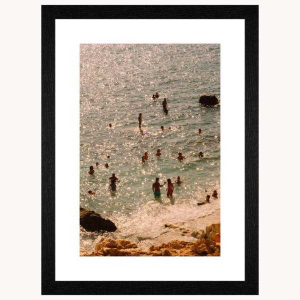 Photography titled "Bañistas" in a black wooden frame, by photographer Ylenia Cuéllar