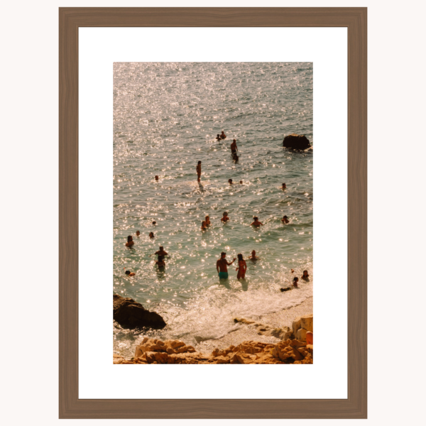 Photography titled "Bañistas" in a natural wooden wooden frame, by photographer Ylenia Cuéllar