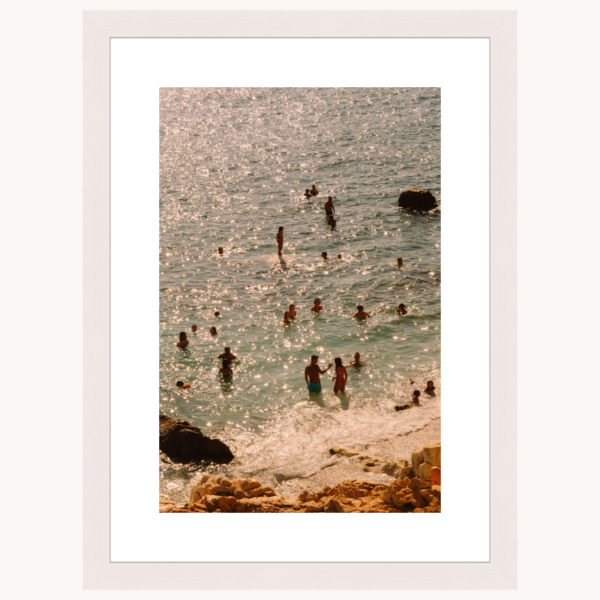 Photography titled "Bañistas" in a white wooden frame, by photographer Ylenia Cuéllar