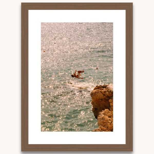 Photography titled "Plunge" in a natural wooden wooden frame, by photographer Ylenia Cuéllar